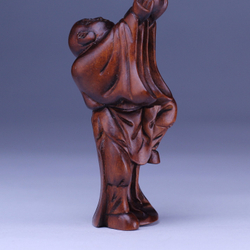 Нэцкэ Монах с чашей обращается к небесам