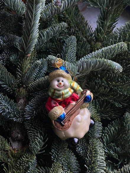 Новогодняя игрушка Снеговик музыкант с гитарой стекло