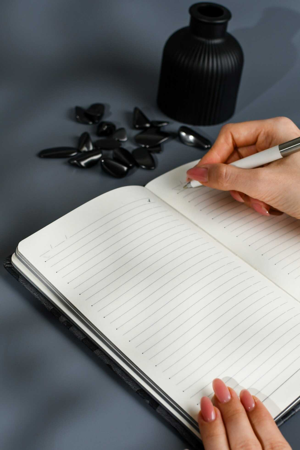 Ежедневник недатированный ESCALADA, А5, 160 л., арт. 70666/ 15 ВИНЧЕНЦО СЕРЫЙ (кожзам: 125x211 мм, твёрдый переплёт, материал обложки: искусственная кожа "Винченцо"; способ крепления блока: ниткошвейный; декор: блинтовое тиснение, металлический шильд