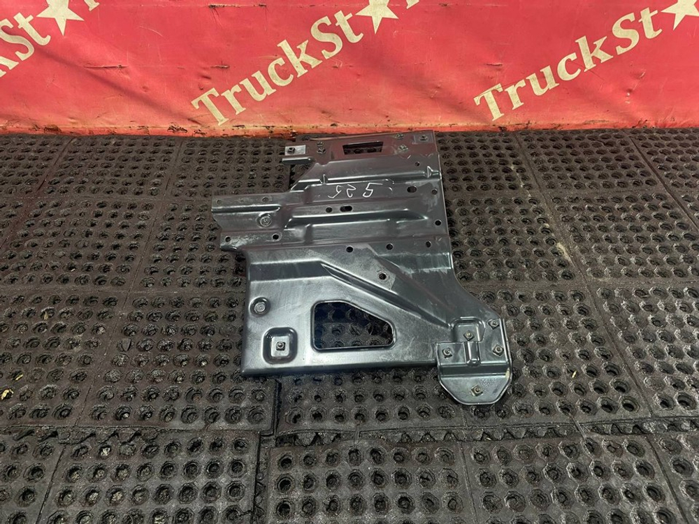 Кронштейн брызговика правого 2019г