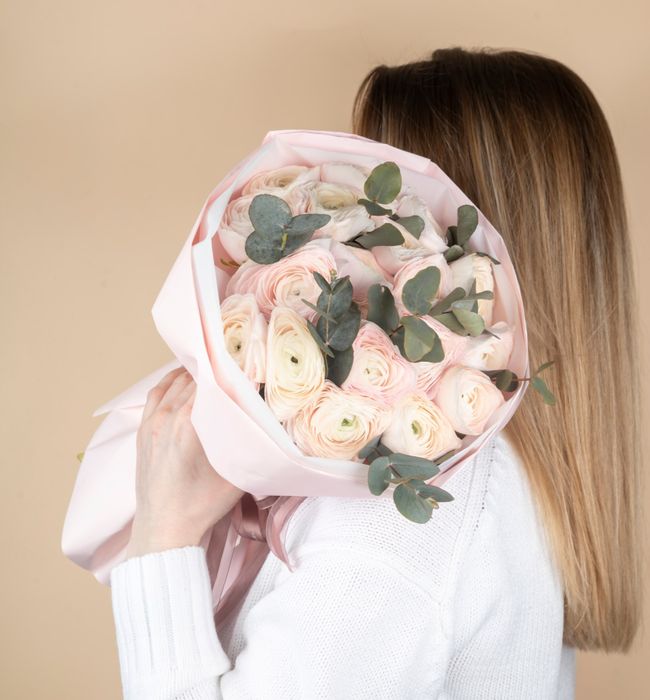 Букет из Ранункулюсов с эвкалиптом