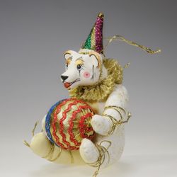 Ёлочная игрушка Медвежонок в колпаке с шаром