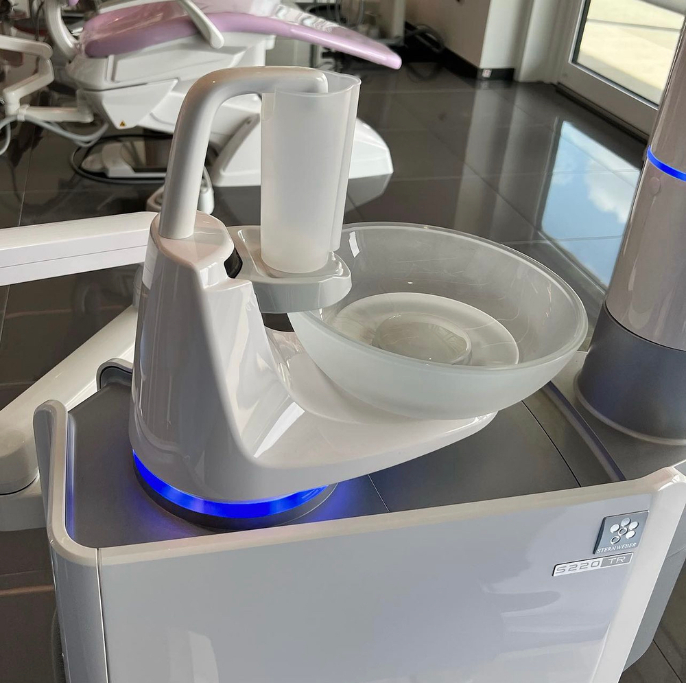 Стоматологическая установка Stern Weber S220 (эл.мотор с ф/о, шланг турбины с ф/о, цветной дисплей)