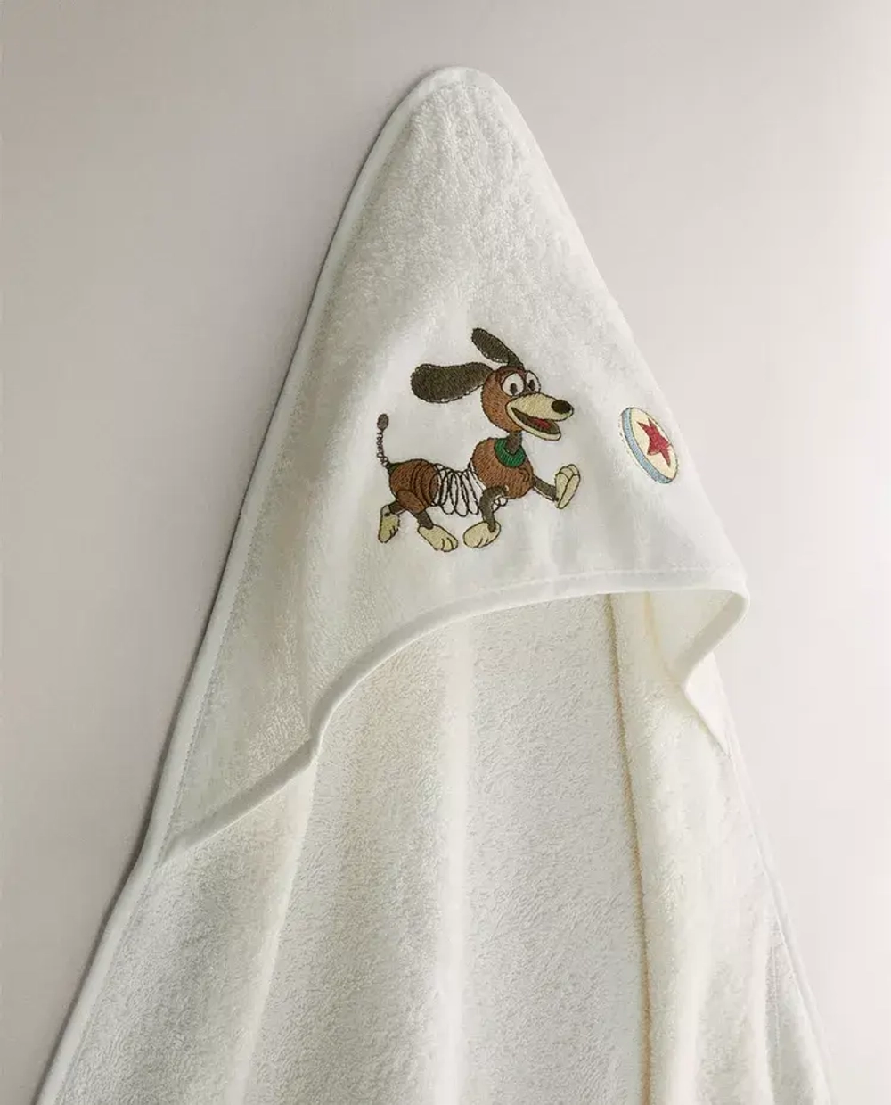 ZARA HOME ДЕТСКОЕ МЯГКОЕ ПОЛОТЕНЦЕ С КАПЮШОНОМ TOY STORY ©DISNEY, ЖЕЛТОВАТО-БЕЛЫЙ