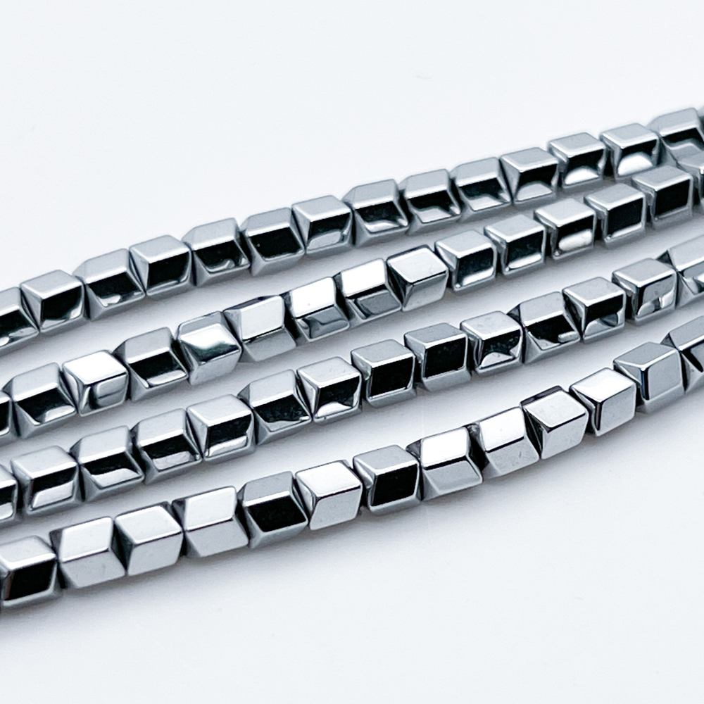 Гематит (имитация), цвет серебристый, размер около 3,8*4 мм, цена за 49-50 шт (1/2 нити)