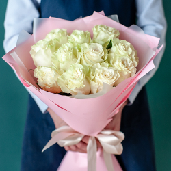 11 белых роз Мондиаль в розовой упаковке