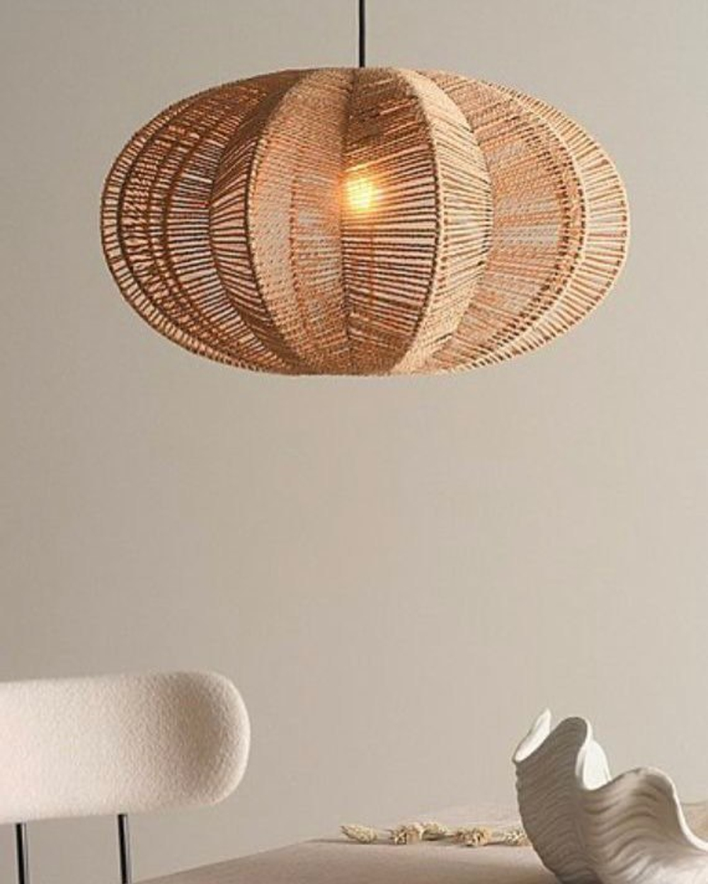 Изящная подвесная люстра из натурального ротанга с лепестковой формой.