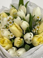Букет из 21 белых, лимонных тюльпанов и ромашек