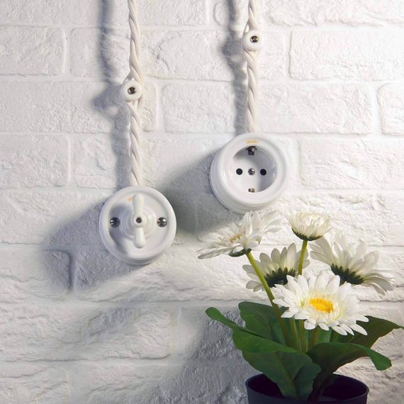 Розетка с заземлением Werkel Ретро белый W5671001 4690389166792