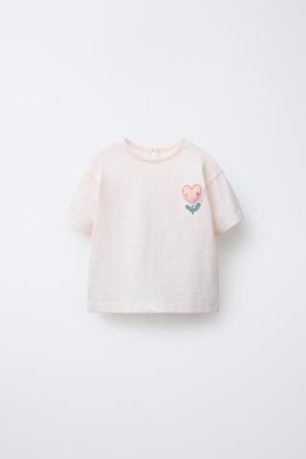 ZARA ФУТБОЛКА С АППЛИКАЦИЕЙ В ВИДЕ ЦВЕТКА И СЕРДЦА, СВЕТЛО-РОЗОВЫЙ