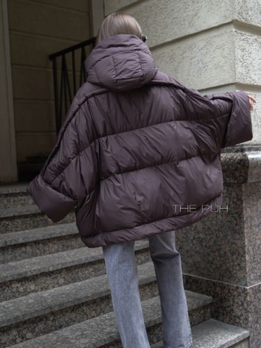 Объемный коричневый пуховик-накидка