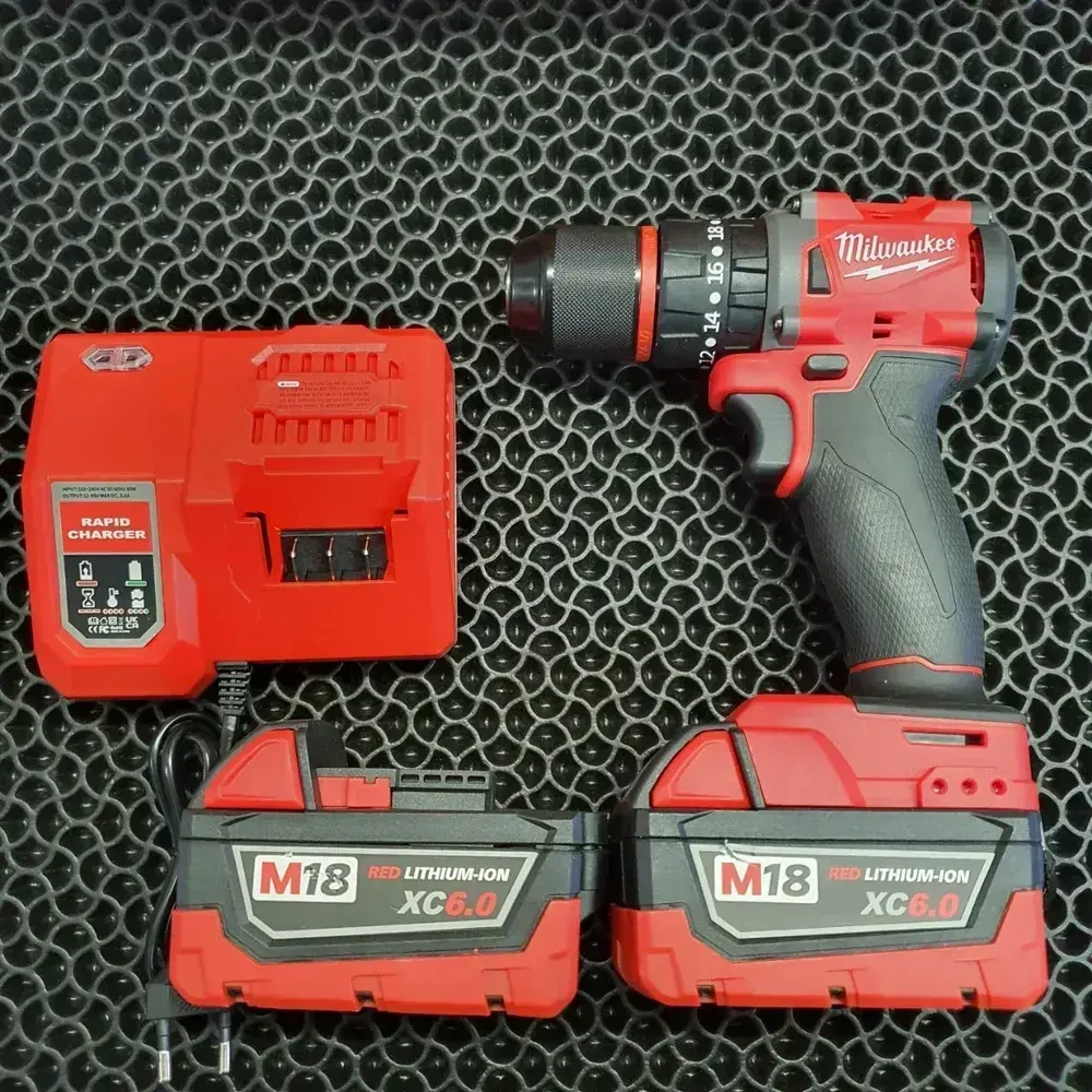 Milwaukee Дрель-шуруповерт, 18 В, 100 Нм, 2 АКБ