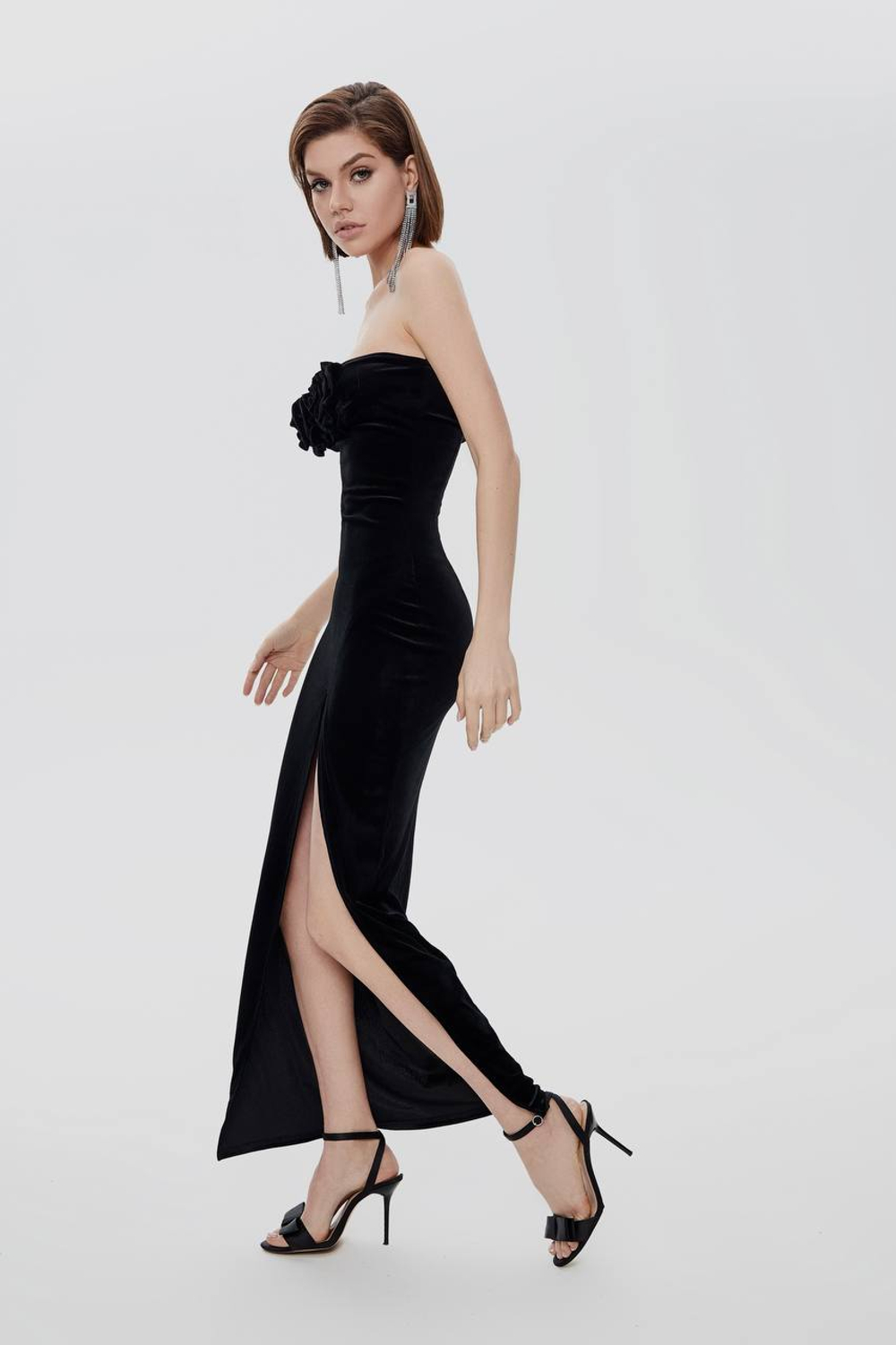 Платье с цветами на груди и разрезом