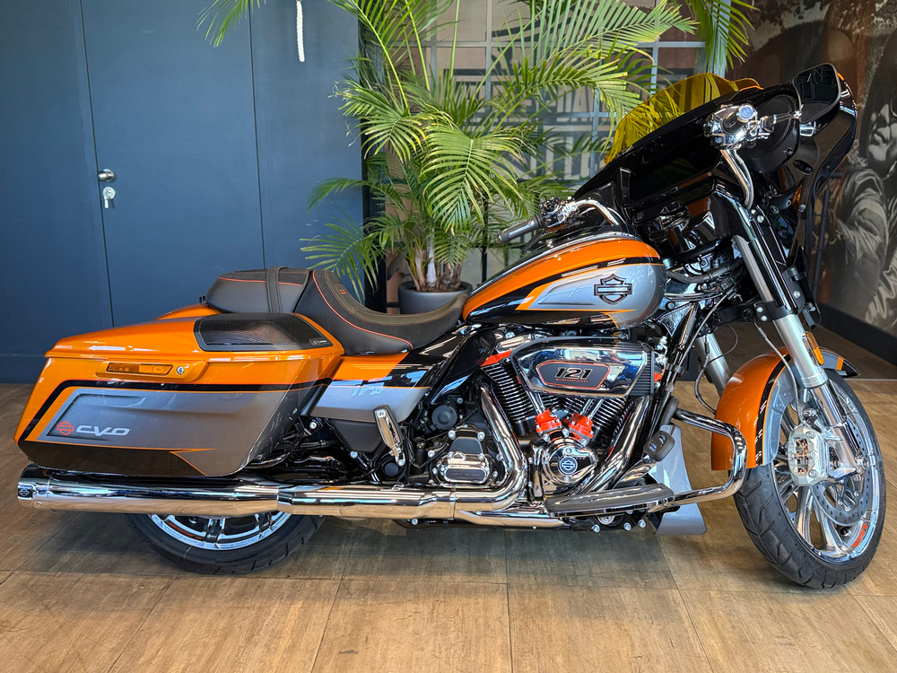 CVO Street Glide "Torched Orange CVO Tri-Tone" (2026)