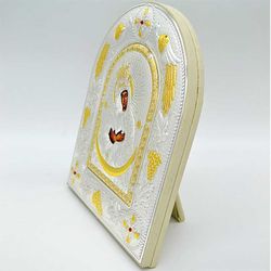 Остробрамская икона Божьей Матери в серебряном окладе.