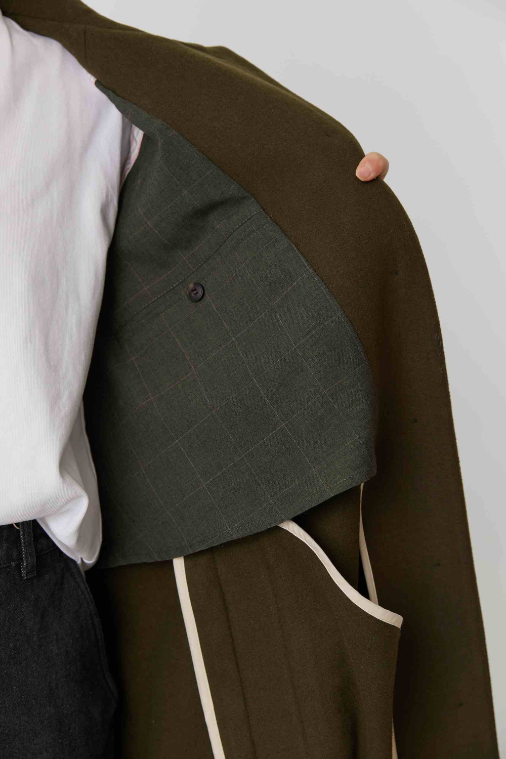 Объемное пальто зеленого цвета