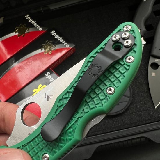 Нож складной Spyderco Delica Flat Ground Green C11FPGR c клинком из стали VG-10, рукоять FRN