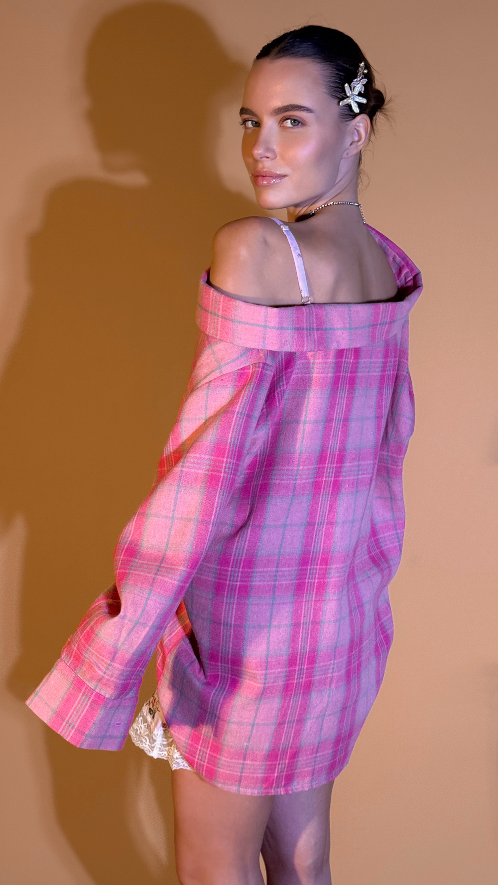 Рубашка в клетку оттенок малиновый сорбет осень 2025