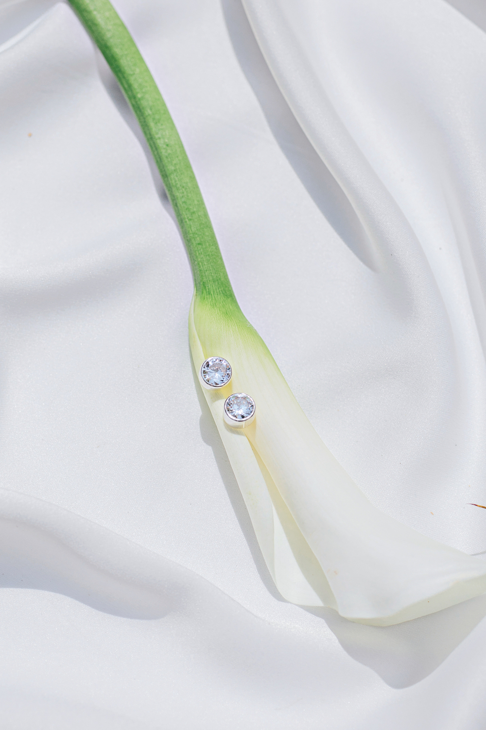 Серьги-пусеты с белым цирконом