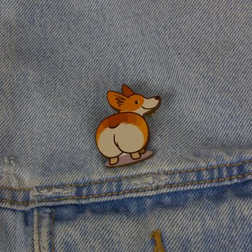 Деревянный значок. Попа Корги