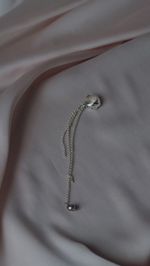 Кафф массивный с цепями и белой жемчужиной