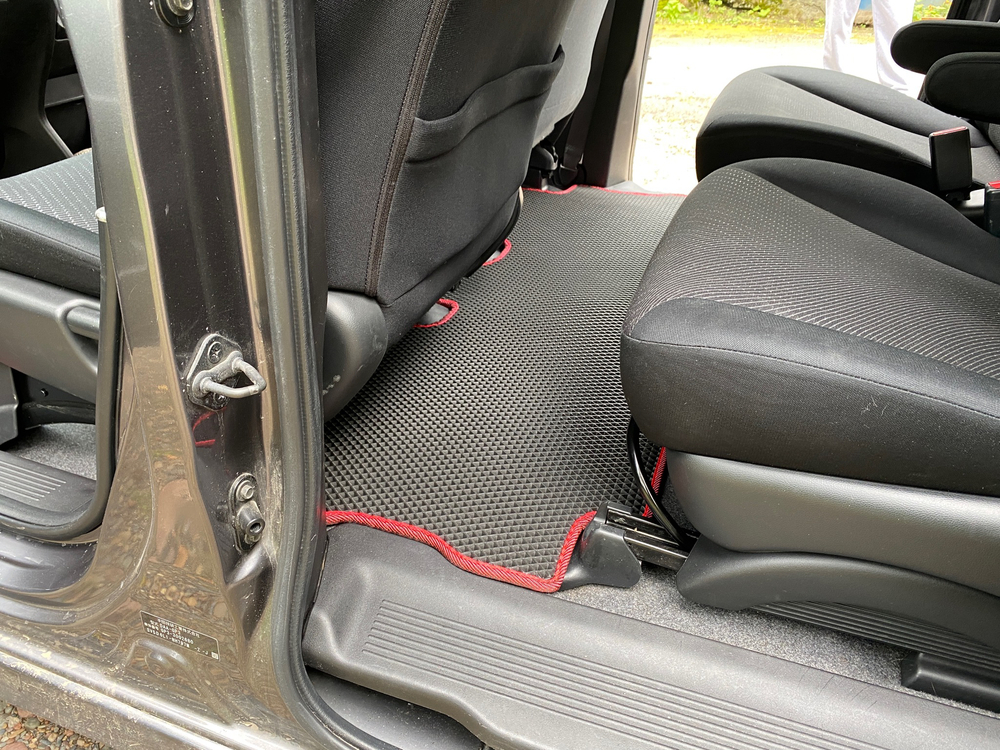 Honda Freed 1 Hybrid (капитанские кресла)