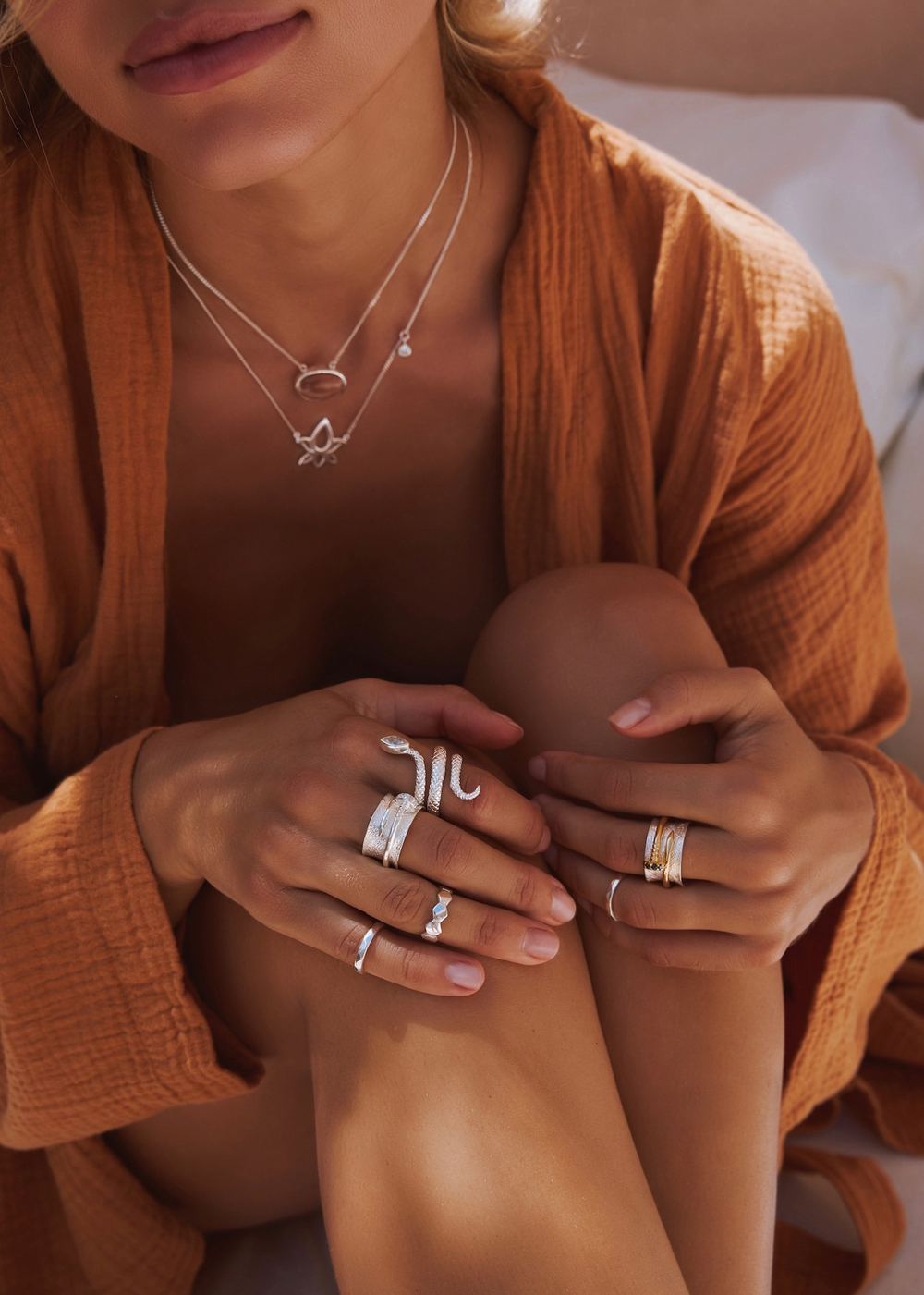 Кольцо «Паку» с золотым гвоздем и черными цирконами