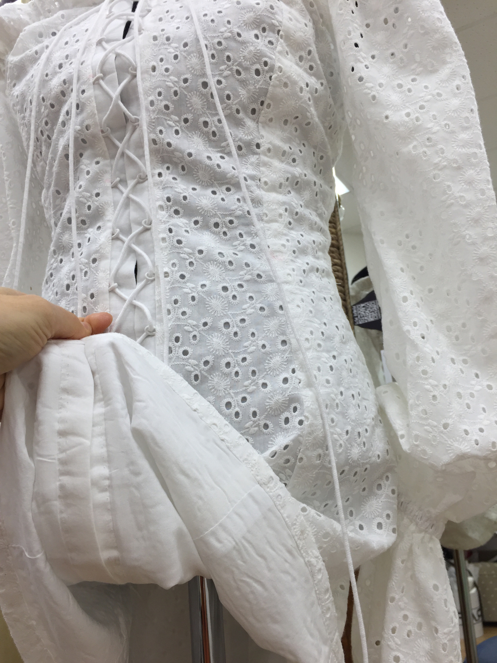 Платье со шнуровкой из шитья на подкладе