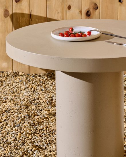 Aiguablava Круглый стол из бежевого цемента Ø90 см Испания La Forma