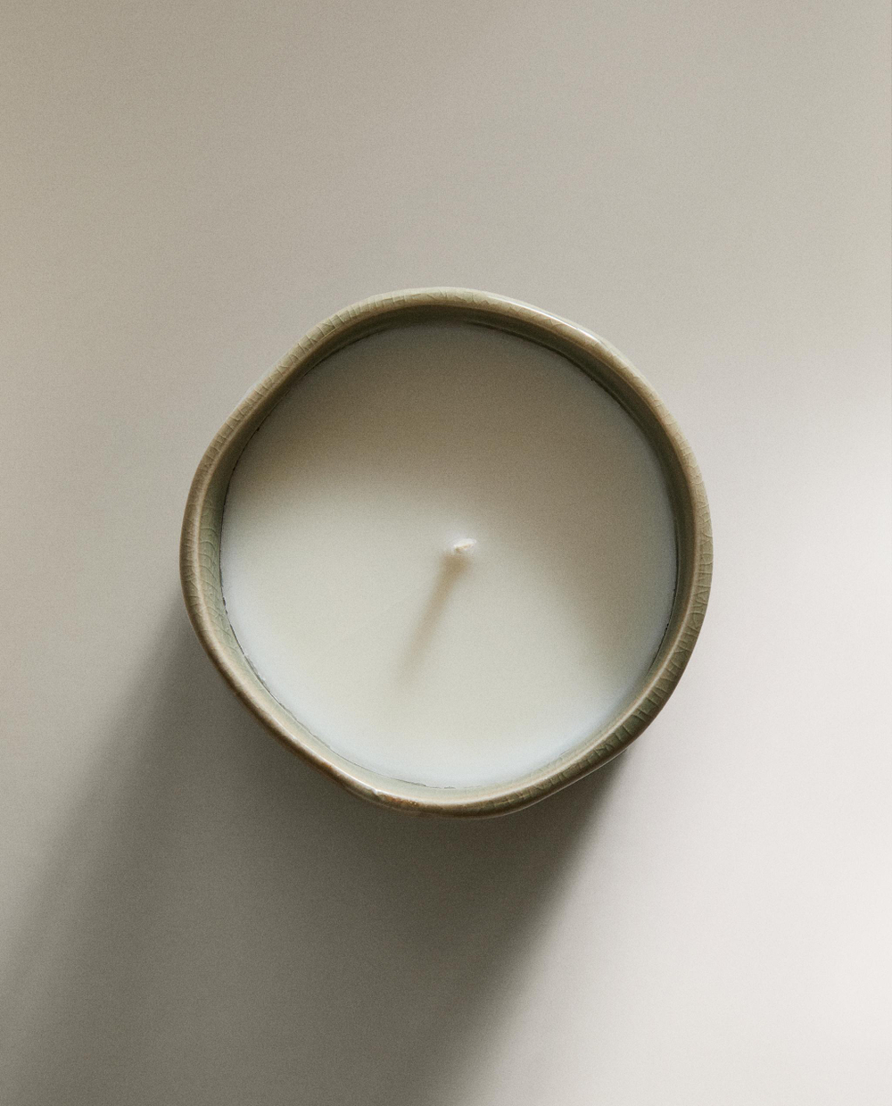 Zara Home Свеча ароматическая PURE GARDENIA 150 г, растительный воск, аромат цветочный, Белый