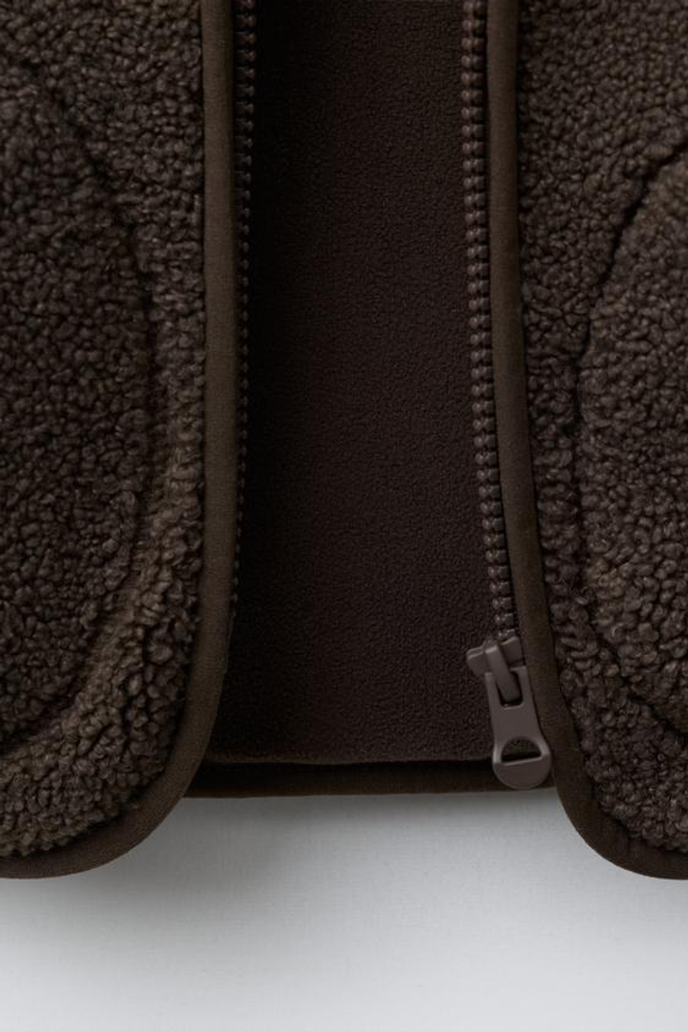 ZARA КУРТКА ИЗ ИСКУССТВЕННОЙ ОВЧИНЫ С КАПЮШОНОМ, ТЕМНО-КОРИЧНЕВЫЙ