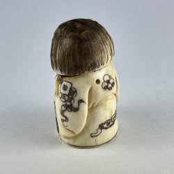 Статуэтка нэцкэ Гейша с посохом и веером