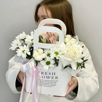 «комплимент» композиция из хризантем ,альстромерий ,розы и хлопка