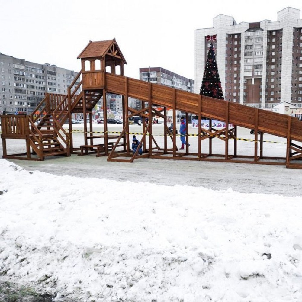 Зимняя деревянная заливная горка Теремок