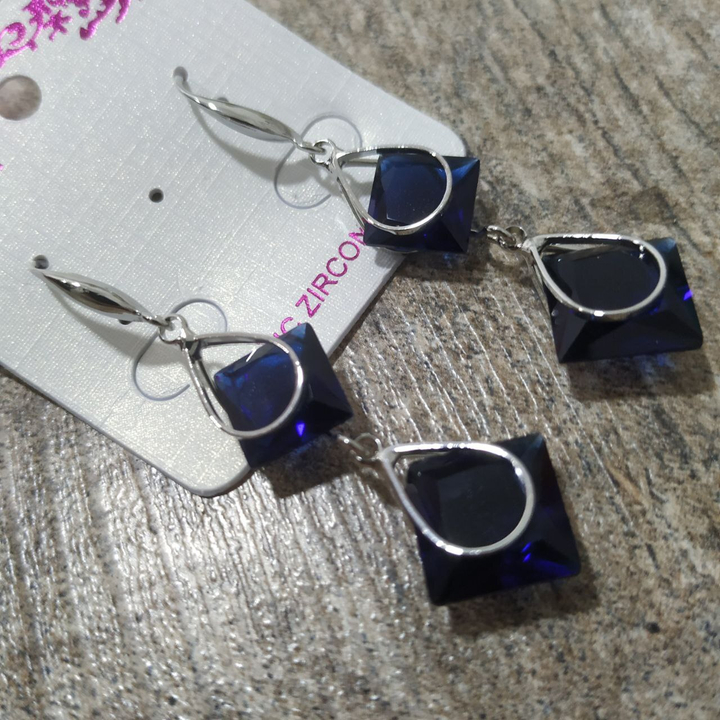 Серьги на англ.заст. Cubic Zirconia 2 кристалла квадрат в оправе капля цвет синий металл серебристый