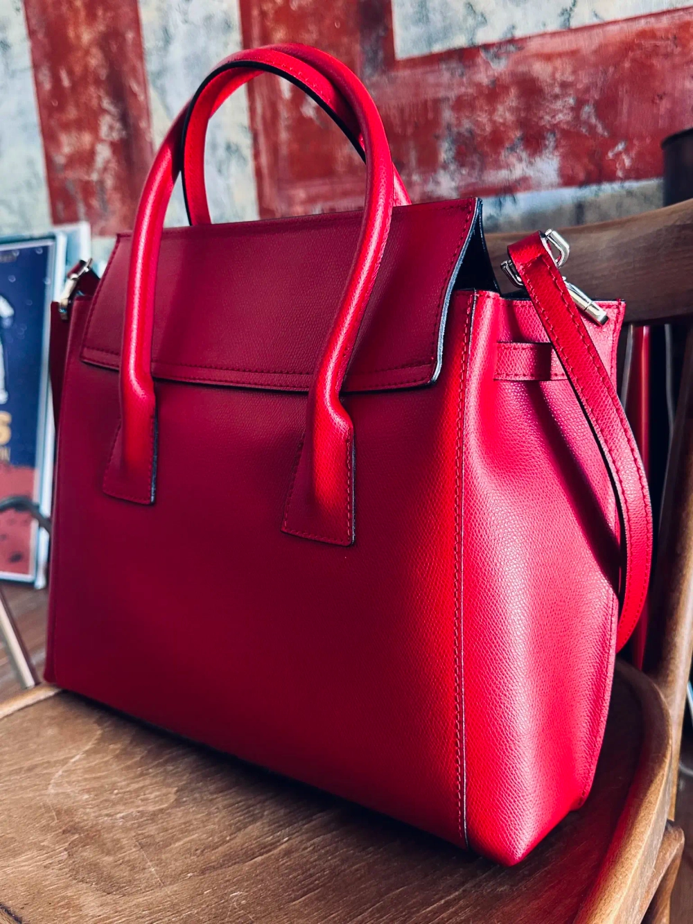 Женская форматная сумка из натуральной толстой кожи цвета красный рубин