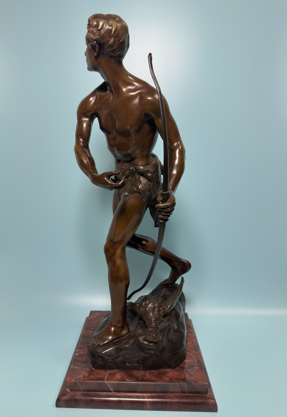 Скульптурная композиция «Охотник с луком»