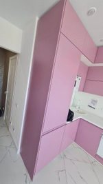 Яркая розовая кухня в эмали с современными аксессуарами