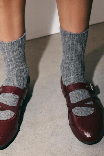 ZARA БАЛЕТКИ ИЗ ЛАКИРОВАННОЙ ИСКУССТВЕННОЙ КОЖИ С ПРЯЖКАМИ, БУРГУНДИ