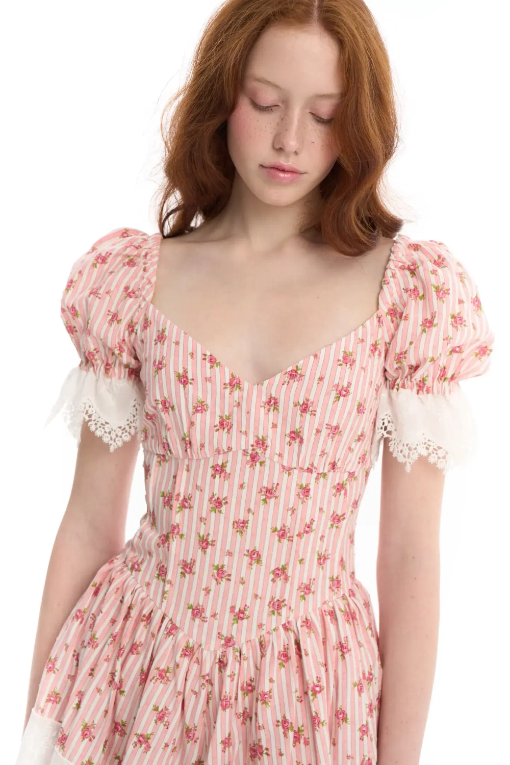 Платье-мини с вырезом сердечком