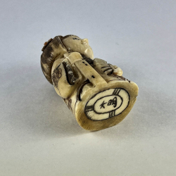 Статуэтка нэцкэ Гейша с веером и посохом