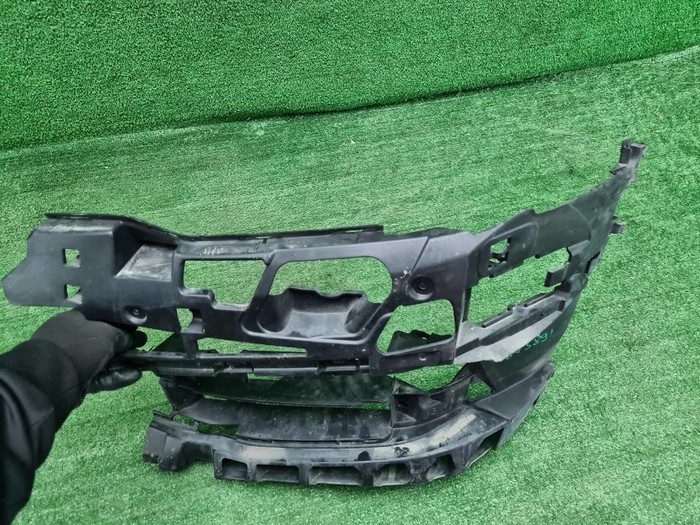 Кронштейн переднего бампера BMW 5er G30 (17-20)