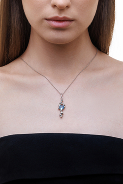 Подвес удлиненный из серебра со вставкой из выращенной шпинели