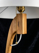 Крупный план: латунные детали и текстура дерева торшера Corta