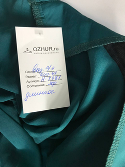 Платье изумрудного оттенка, визуально на 44 размер