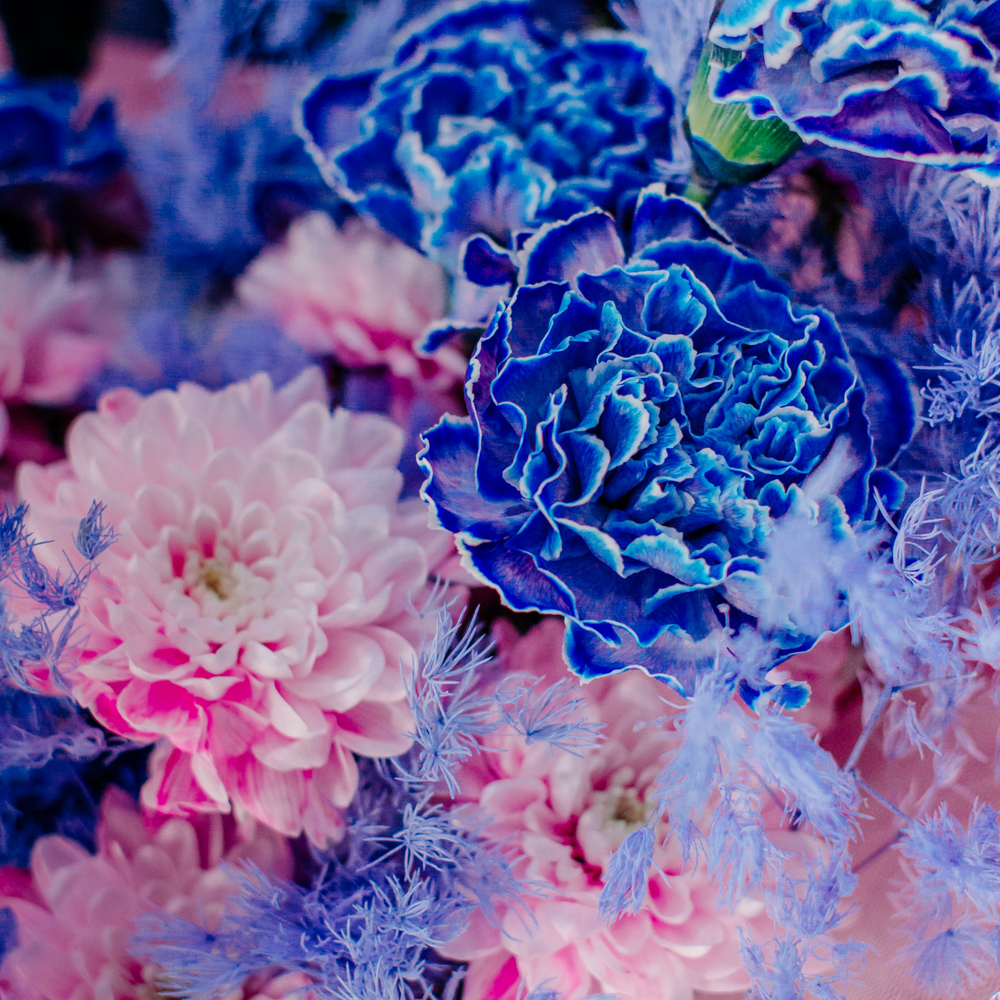 112. Стильный синий букет с розовой хризантемой