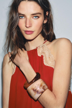 ZARA НАБОР ИЗ ДВУХ ЖЕСТКИХ БРАСЛЕТОВ ИЗ СМОЛЫ, КОРИЧНЕВЫЙ