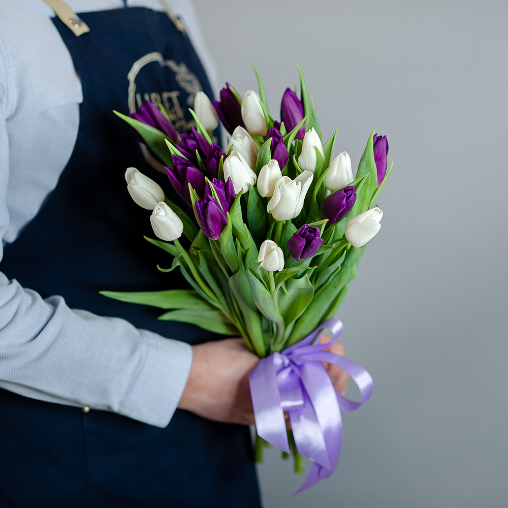 Фиолетовые-белые тюльпаны под  ленту