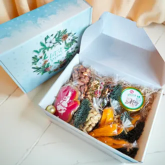 Новогодний подарок голубой с орехами