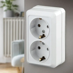 Розетка Intro Quadro 2-204-01 с заземлением двойная 2х2P+E Schuko 16А-250В IP20 открытой установки белая